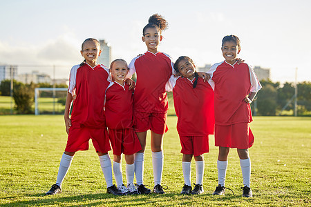 女队 足球场上的孩子和集体肖像中快乐女孩的体育发展 在足球比赛或训练前 团队合作 足球和来自巴西的骄傲的女童在草地上图片