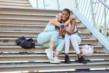 健身 交友和与女性拥抱 并用健身包打电话给自拍 社交媒体或互联网 与女孩一起在楼梯上锻炼 训练和锻炼 并在线流式传输运动 目标和图片