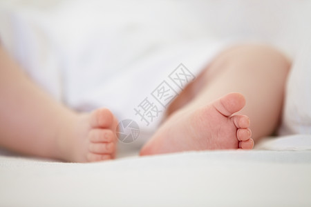 这只小脚有一辈子要走路 割下一个女婴的缝合 39年代的小脚图片