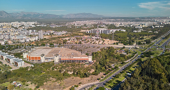 在阳光明媚的一天 无人驾驶飞机拍摄了安塔利亚空中景象全景旅行城市景观摩天轮村庄游乐场鸟瞰图公寓中心图片