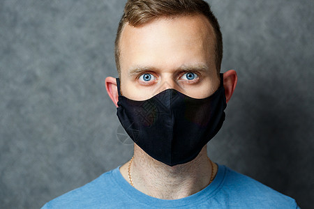 COVID 19 使用黑色保护性医疗面具防止病毒的年轻男子口罩流感调子疾病药品预防男人感染情感成人图片