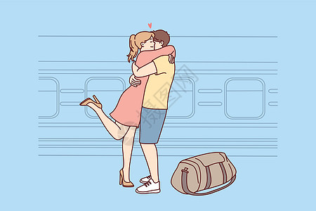 在火车站愉快的一对夫妇拥抱会图片