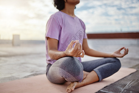 女人做冥想 瑜伽和双手以获得安心 早上在城市的瑜伽垫上进行健康 禅宗和锻炼 在缓解压力的姿势中平衡生活方式 动力和精神女孩图片
