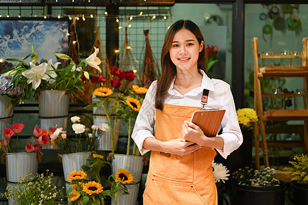 自信的小企业主站在鲜花店前 对着镜头微笑 Floristry 概念图片