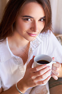 一天开始时我总是喝一杯咖啡 一个年轻女人的肖像在喝她早上的咖啡图片