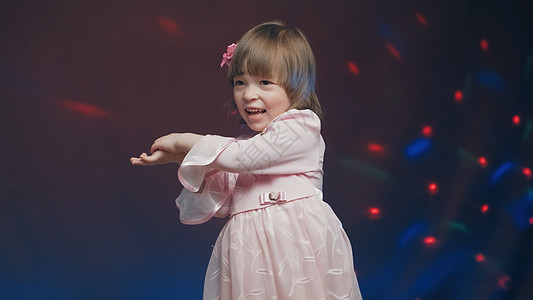 穿旧式粉红色裙子的可爱小女孩 在跳舞和欢乐中旋转假期音乐孩子们爱好服装游戏戏服婴儿复古派对图片