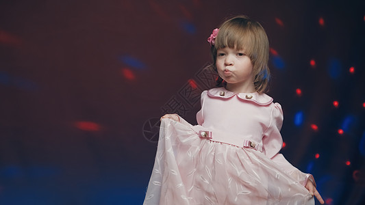 穿旧式粉红色裙子的可爱小女孩 在跳舞和欢乐中旋转婴儿衣服蕾丝连衣裙派对孩子们戏服颜色舞蹈音乐图片