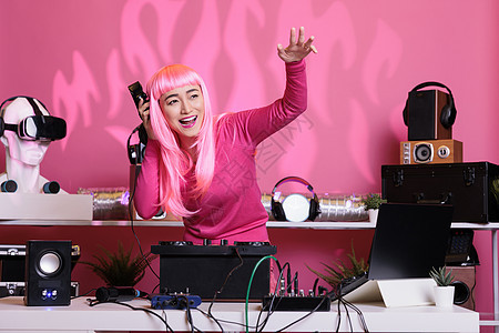 有粉色头发的艺术家在夜总会表演天文音乐时玩得开心图片
