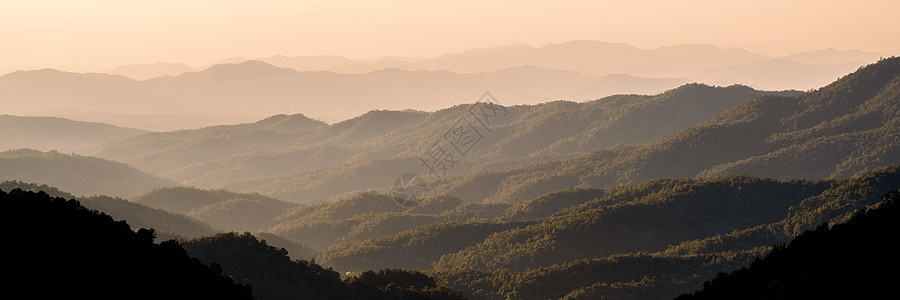在泰国北部清迈山区的日落 在山的美丽的日落农村土井旅游顶峰场景太阳国家冒险季节爬坡图片