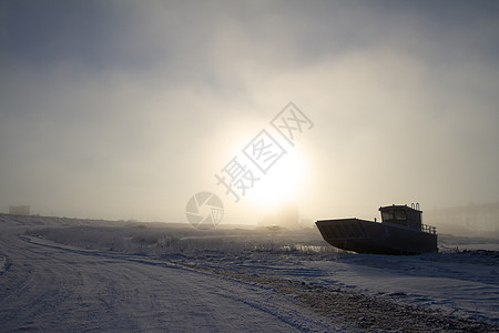 登陆船中心控制台 铝动力艇 坐落在雪覆盖海滩的雪上中控台土地低潮摩托艇风暴铝船白色苔原血管旅行图片