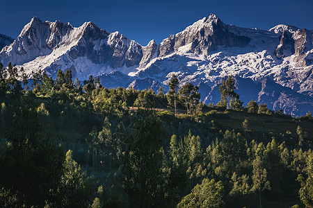 在的Huascaran山群 雪压安第斯山脉 秘鲁安卡什旅游国际地标山峰环境天空山脉丛林旅行雪山图片