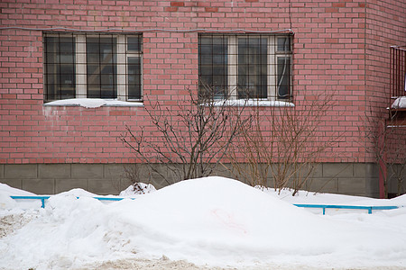 建筑砖墙底部有小雪的滑雪声 (笑声)图片