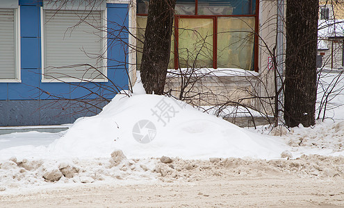 建筑墙壁背景上小雪滑动了一下图片