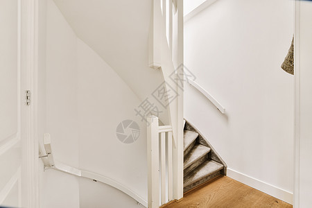 在有白色墙壁和木头的家中有一个楼梯图片