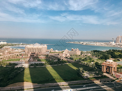 阿布扎比宫殿 海景和商业区高角视线阴影塔图片
