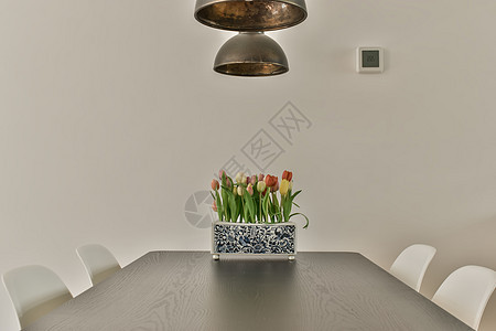 餐桌 有花朵的花瓶风格休息木头角落地毯住宅装饰沙发公寓枕头图片