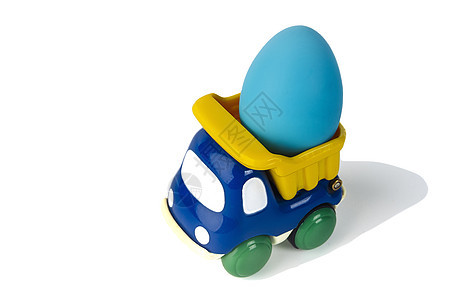 玩具小孩的垃圾车运送复活节礼物鸡蛋图片