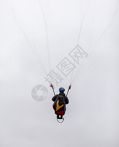 滑雪极端运动 降落伞手与降落伞展出蓝色飞行乐趣极限翅膀天篷风险爱好冒险危险图片