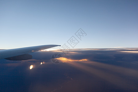 飞机的机翼和地面通过照明器观察到 在空中飞行假期喷射飞机场天线窗户速度旅行阳光航班高度图片