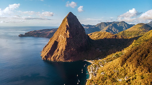 圣卢西亚加勒比海岛 在圣卢西亚热带岛屿海滩的巨大的 Piton 山图片