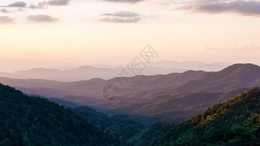 在泰国北部清迈山区的日落 在山的美丽的日落场景土井天空阳光植物森林太阳冒险旅行顶峰图片