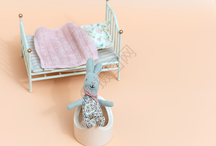 小孩的玩具 小小兔子坐在便壶上呢枕头童年宝宝毯子儿童婴儿床洗手间娃娃兔子孩子们图片