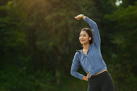 在户外体育培训前 亚洲女性在户外运动训练前就暖和起来的肖像图片