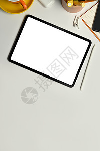 平铺数字平板 空白屏幕 咖啡杯和白办公桌上的笔记纸图片