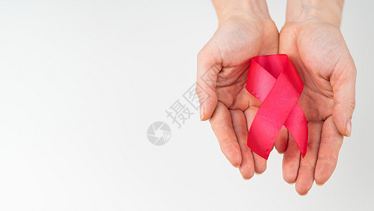白色背景的红丝带女性手 抗艾滋斗争的标志 复制空间 笑声基金医生活动帮助疾病乐队杯状女士感染信仰图片