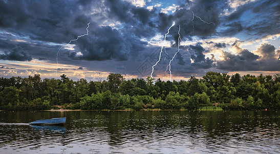 空船停在森林湖泊-河流上 雷鸣般的闪电笼罩下图片