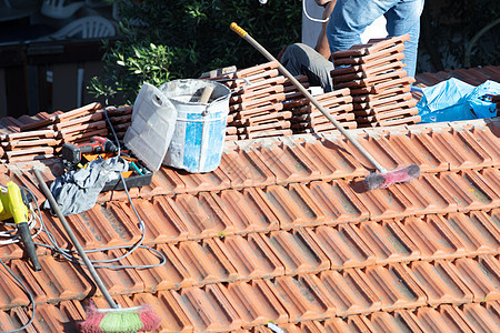 建筑工人铁砖屋顶修理 阳光明日中年人工具锤子烟囱住宅手套卵石男性安全帽建设者图片