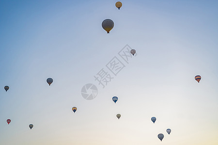 蓝色天空上美丽的热气球闲暇娱乐乐趣运动空气飞艇天线自由旅行漂浮图片