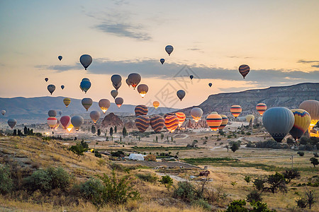 由土耳其卡帕多西亚上空飞来的多彩热气球地质学太阳日出飞机岩石爬坡空气火鸡火焰旅行图片