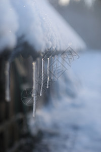 与融化在阳光下的冰柱的春天背景 冰柱特写 雪融化 早春的田园风光天气季节温度房子气候蓝色宏观图片