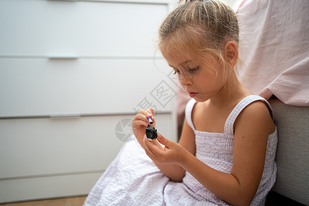 小女孩做陶瓷装饰 坐在地板上教育艺术创造力黏土小姑娘活动爱好艺术家水彩画家图片