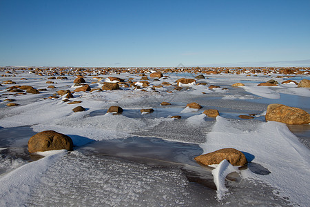 北极景观  在晴朗寒冷的日子里 努纳武特冰冻的北极苔原覆盖着岩石积雪的水体天气场地地面地形天空蓝色旅行风景土地苔原图片