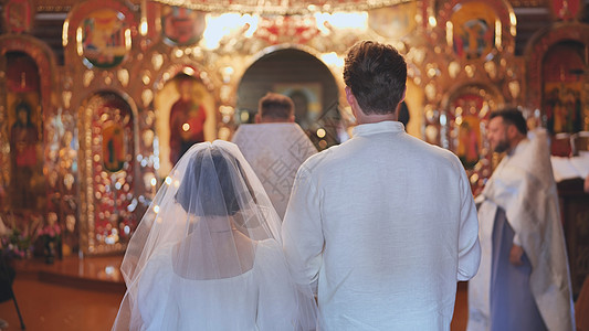 新婚夫妇在俄罗斯教堂的婚礼仪式上图片