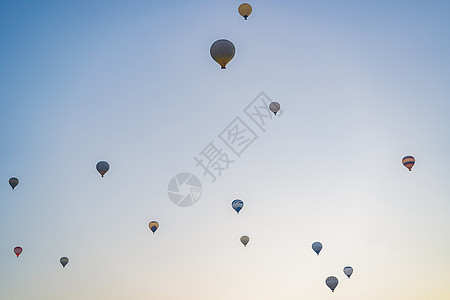 蓝色天空上美丽的热气球运动空气娱乐热气天线飞艇篮子乐趣漂浮自由图片