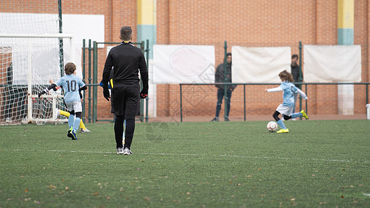 足球赛选手跑向球门进球 目标设定概念(PM)背景图片