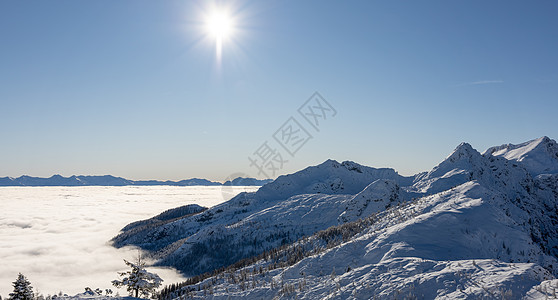 冬山覆盖着云层的雪景景观天空天气旅行风景地平线空气白色蓝色旅游自由图片