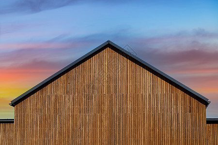 新的现代房子的屋顶 以最起码的形式使用自然木板布面装饰物来建造图片
