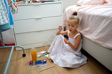 小女孩做陶瓷装饰 坐在地板上小姑娘创造力女孩爱好画家教育画笔艺术家手工工艺图片