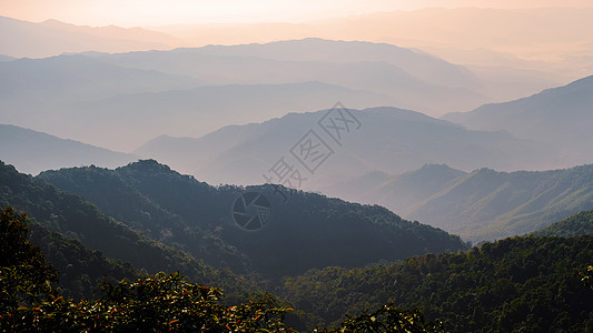 在泰国北部清迈山区的日落 在山的美丽的日落旅行季节阳光顶峰旅游森林爬坡植物冒险日出图片