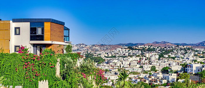 土耳其山上美丽的现代原木屋 有城市风景 下载图像 Name图片