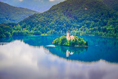 Lake Bled湖和来自以上 斯洛文尼亚的地语景观山脉目的地高山森林教会旅游假期建筑旅行美丽图片