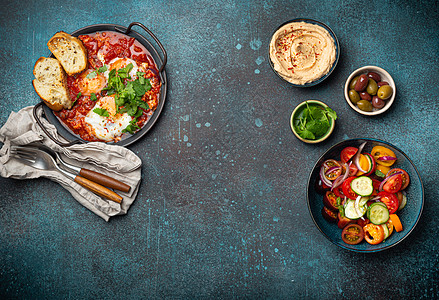 中东早餐或早午餐 与Shakshouka 吐司 蔬菜沙拉 hummus 橄榄复制空间菜单餐厅美食鹰嘴豆泥香菜面包乡村蛋黄盘子图片