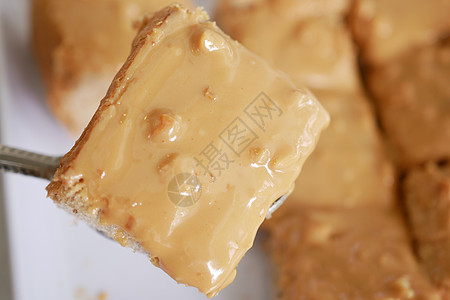 花生酱和黑底盘上面包的顶部视图形状棕色食物奶油状褐色立方体坚果黄油图片