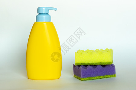 装满多色洗碗海绵的肥皂瓶 家庭清洁清洗板 家用清洁概念图片
