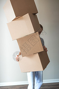 快乐的女孩搬进新房子 带纸板盒微笑公寓房地产运输开箱女性学生幸福地面盒子图片