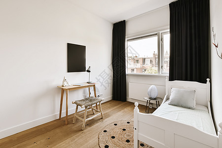 带有一张床的卧室和一张有一张木头家具风格住宅角落窗户沙发装饰地面建筑学图片